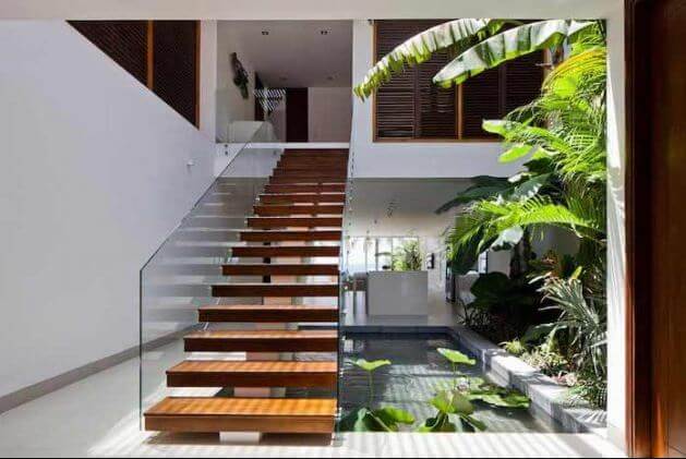 cầu thang ngoài trời lên sân thượng