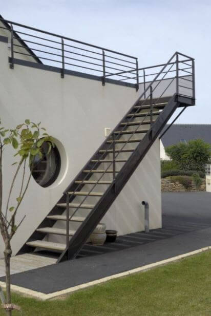 cầu thang ngoài trời lên sân thượng